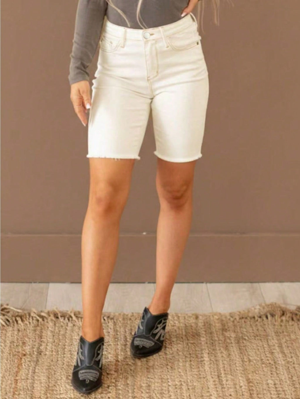 Femmes High Waist Frayed Hem Bermuda Denim Short