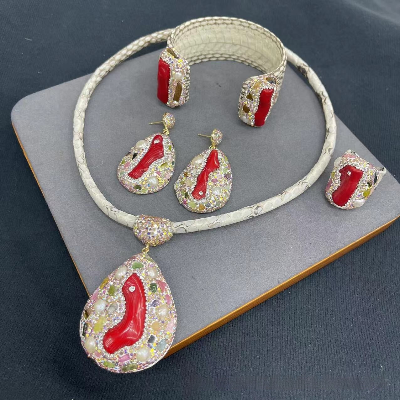 Véritable cuir Snakeskin Sea Bamboo Inlaid Pearl Autumn and Winter Ensemble de bijoux en quatre pièces