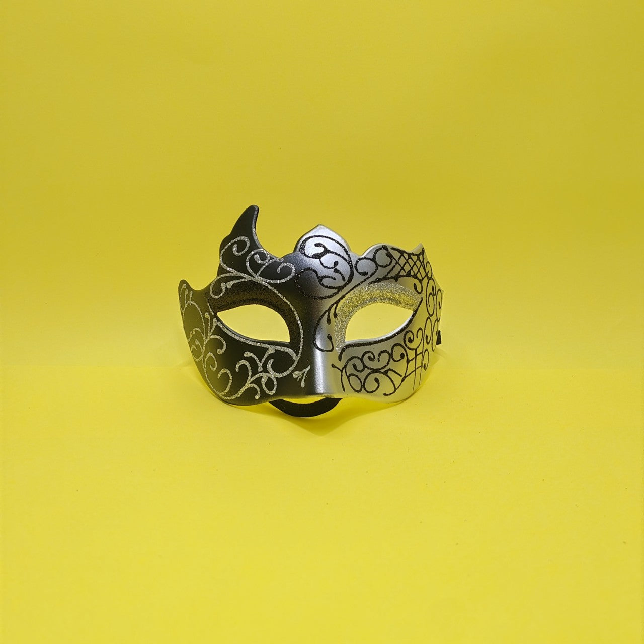 Masque de demi-face peint de Carnaval