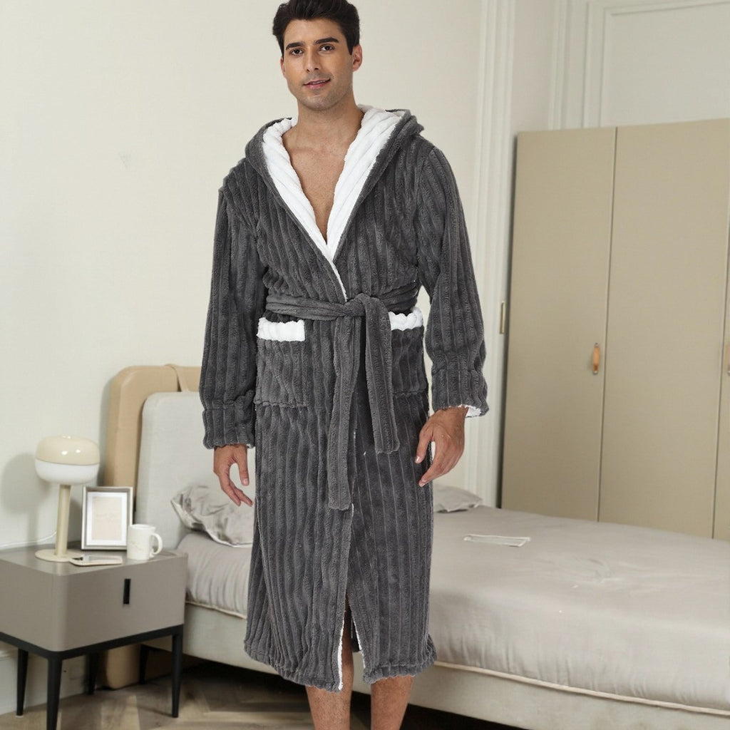 L'épaisse robe de nuit en dentelle à capuchon pour hommes
