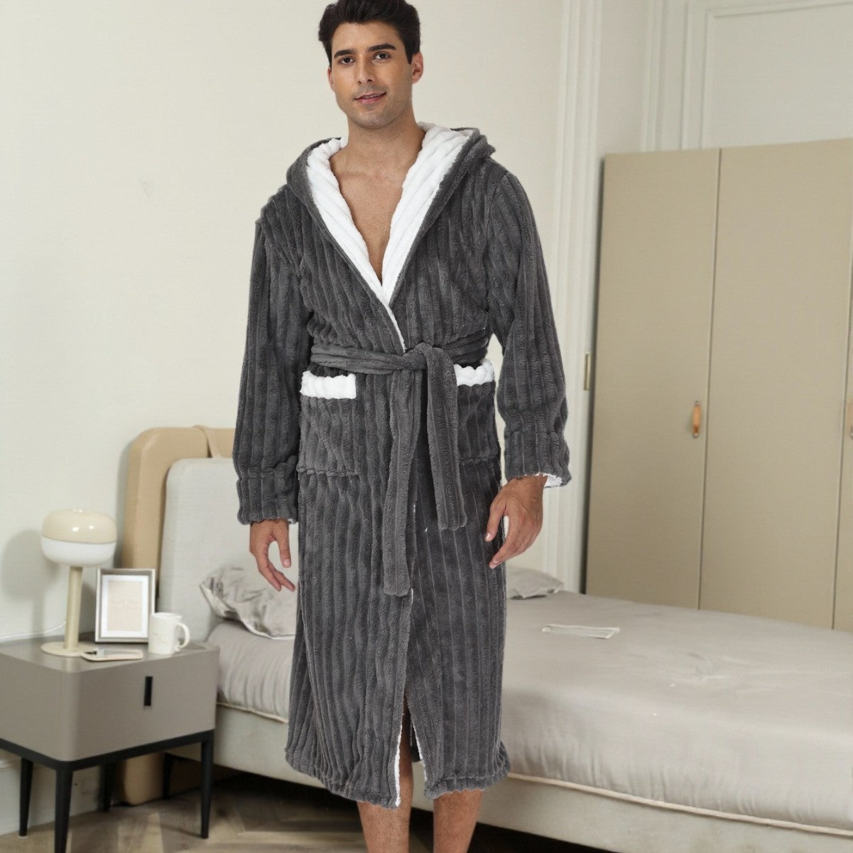 L'épaisse robe de nuit en dentelle à capuchon pour hommes