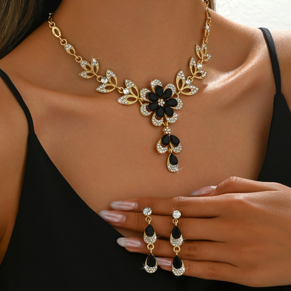Ensemble de bijoux pour femmes en strass incrusté Teardrop Floral Tassel