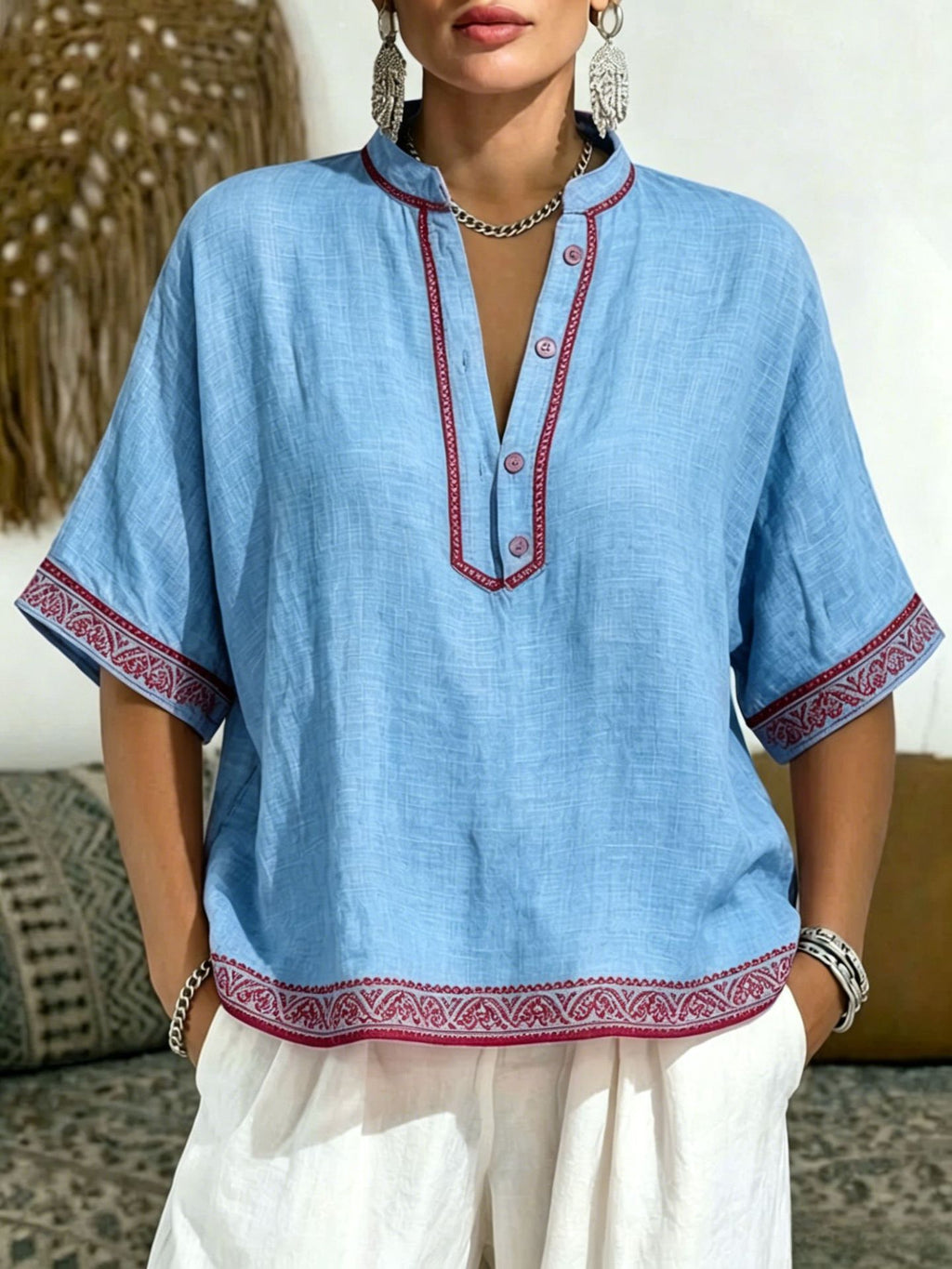 Tee-shirt élégant à col en V avec dentelle et boutons
