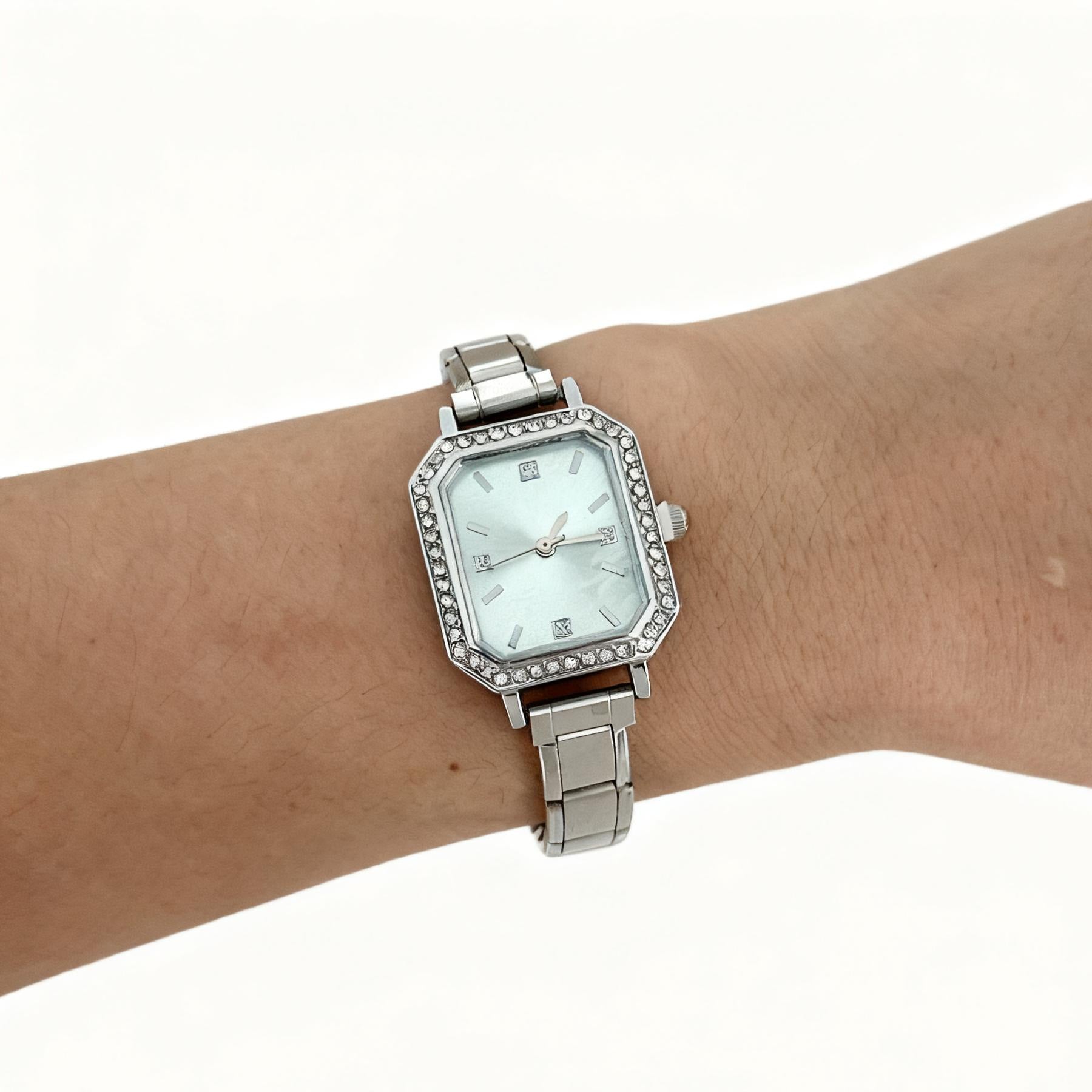 Montre carrée élégante pour les femmes avec un design chic embelli par le diamant