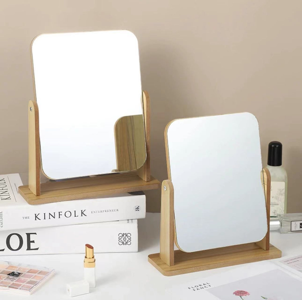 Vieux miroir de maquillage rotatif en bois