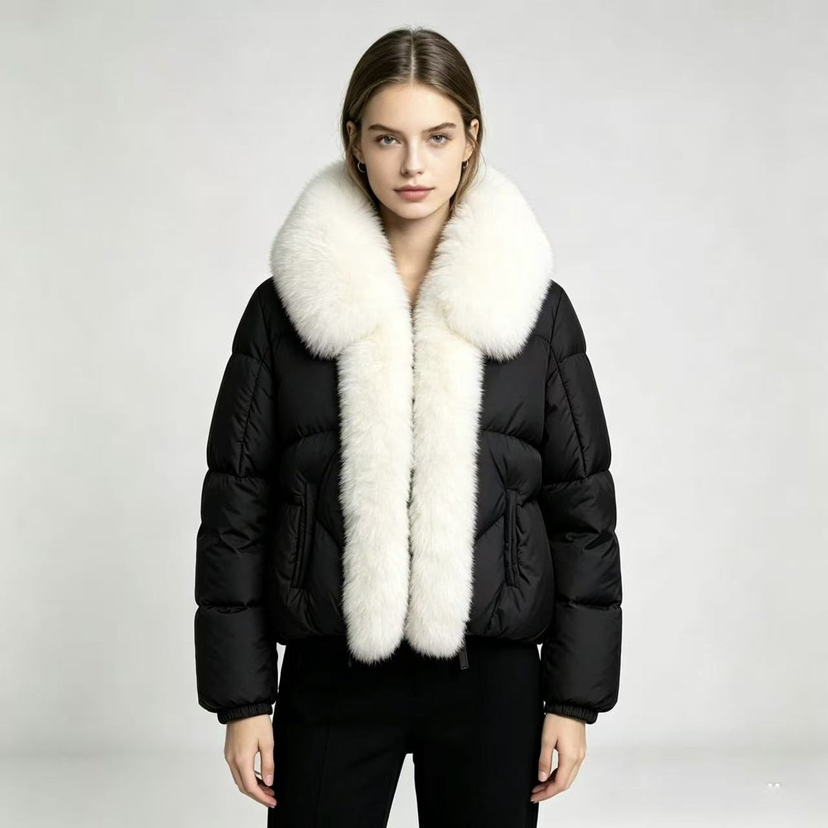 Manteau court en coton rembourré avec un panneau de collier en fausse fourrure