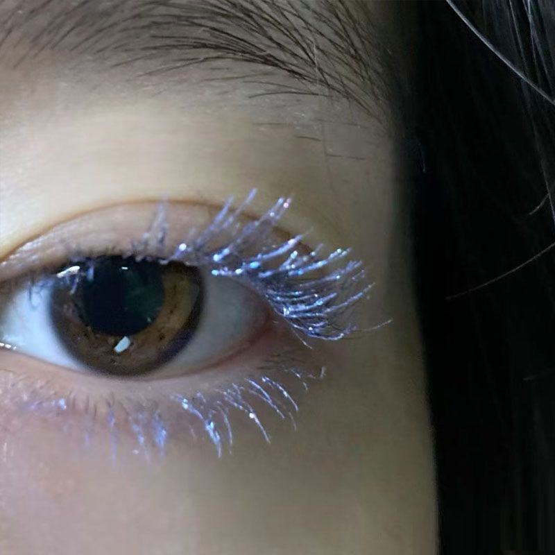 Les larmes vers le bas juste une Mascara bleue