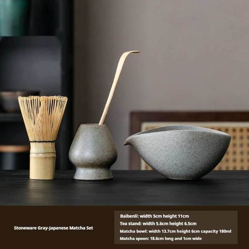 Ensemble de thé pour faire le matcha avec la poterie grossière