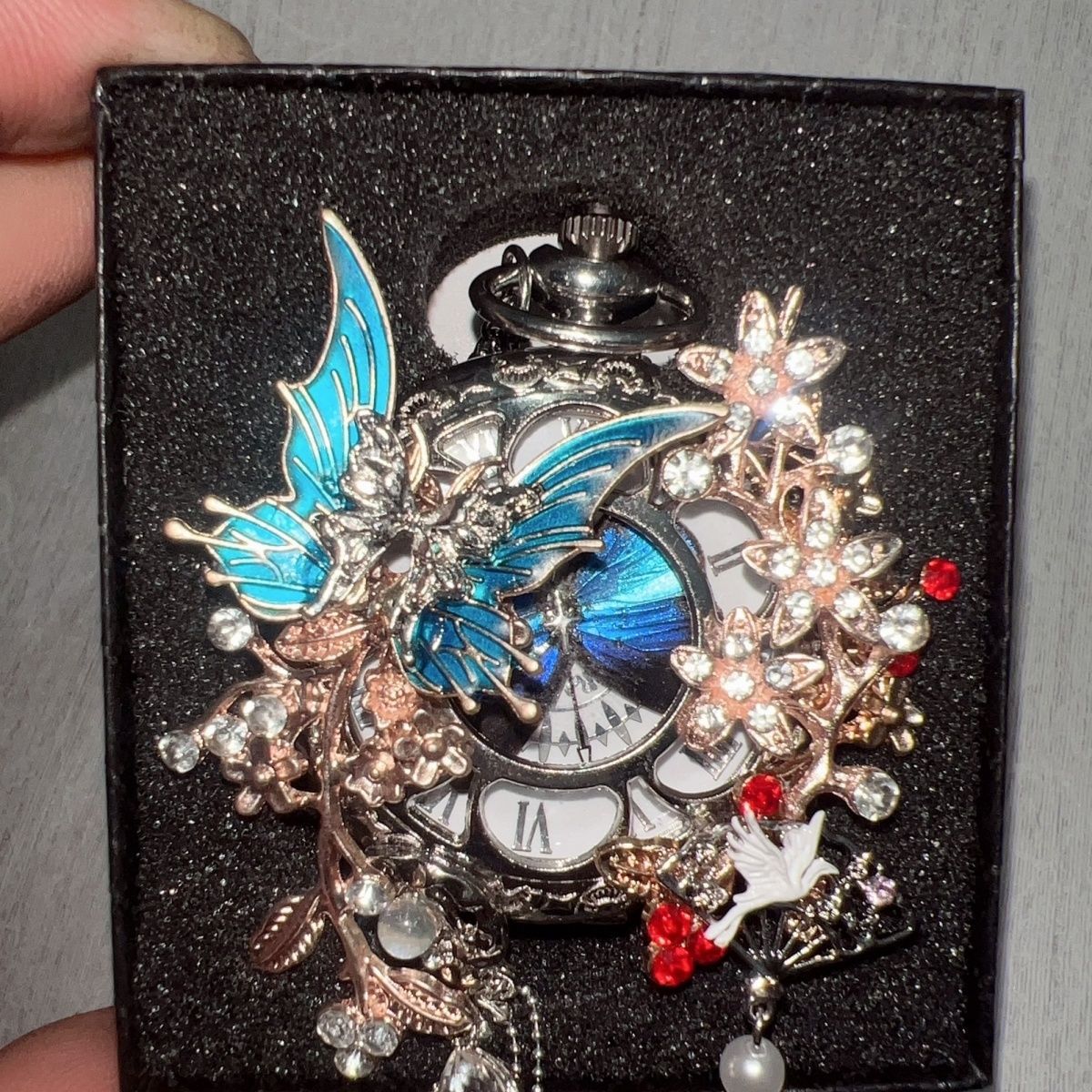 Un cadeau de papillon personnalisable pour une montre de poche en plume de style chinois