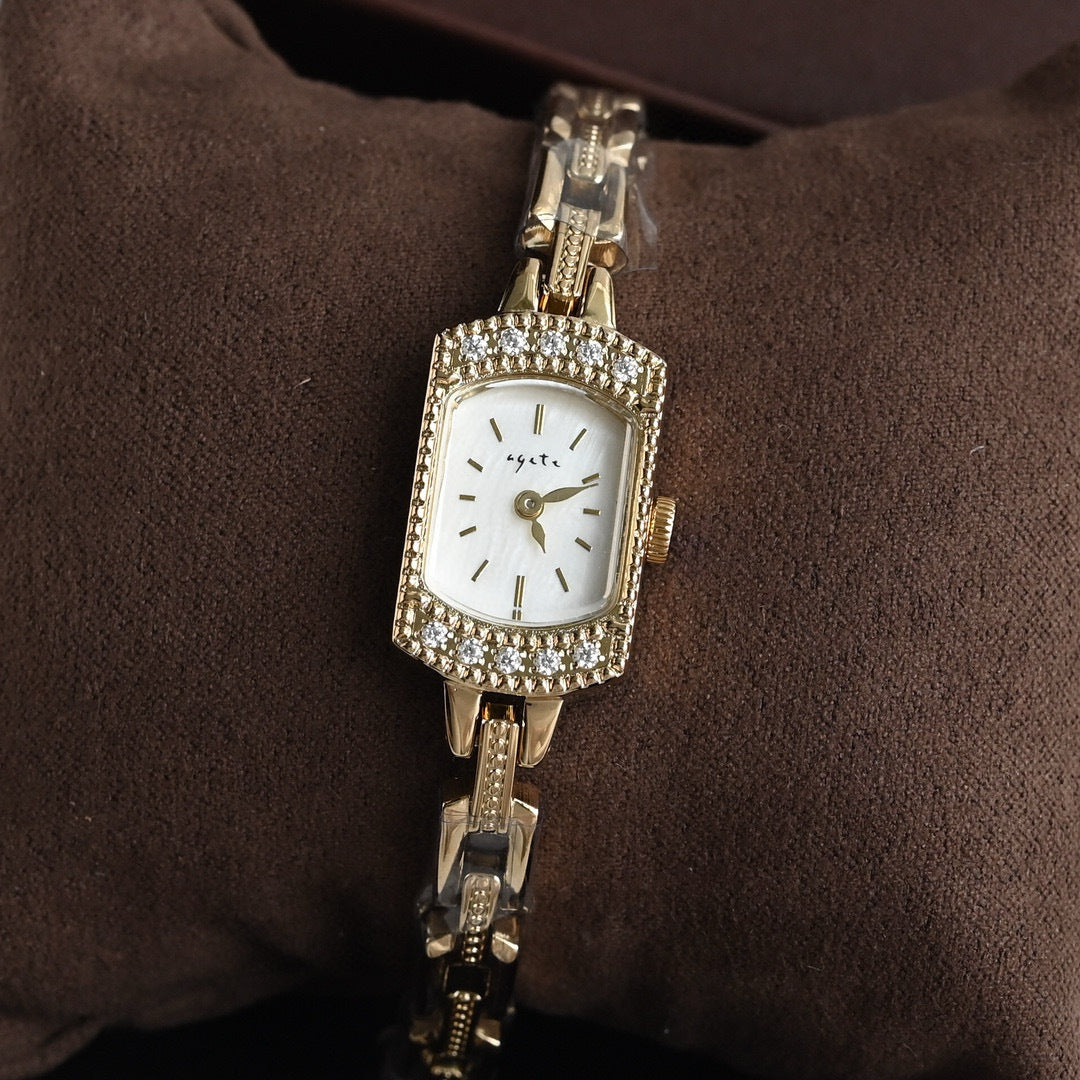 Vieille montre carrée pour les femmes Un design Dainty Mini Square avec un motif de blé