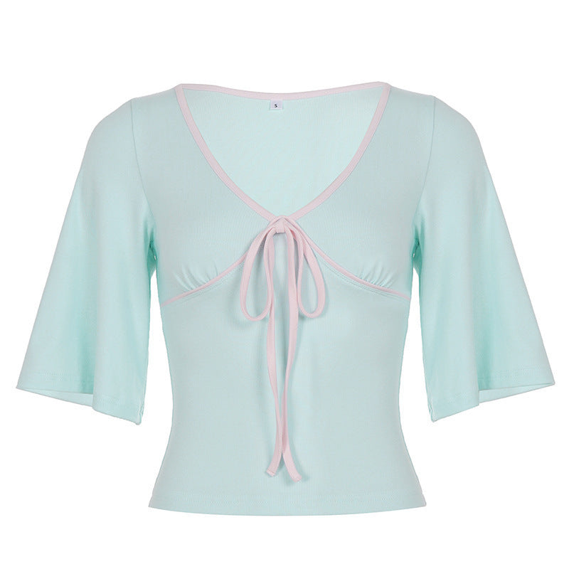 Tee-shirt doux à la menthe pâle avec un col en V et un trait contrasté