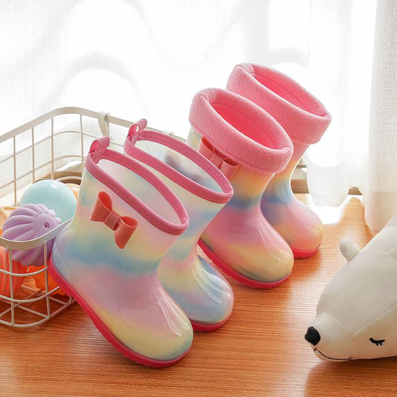 Bottes de pluie et bottes de bébé en velours