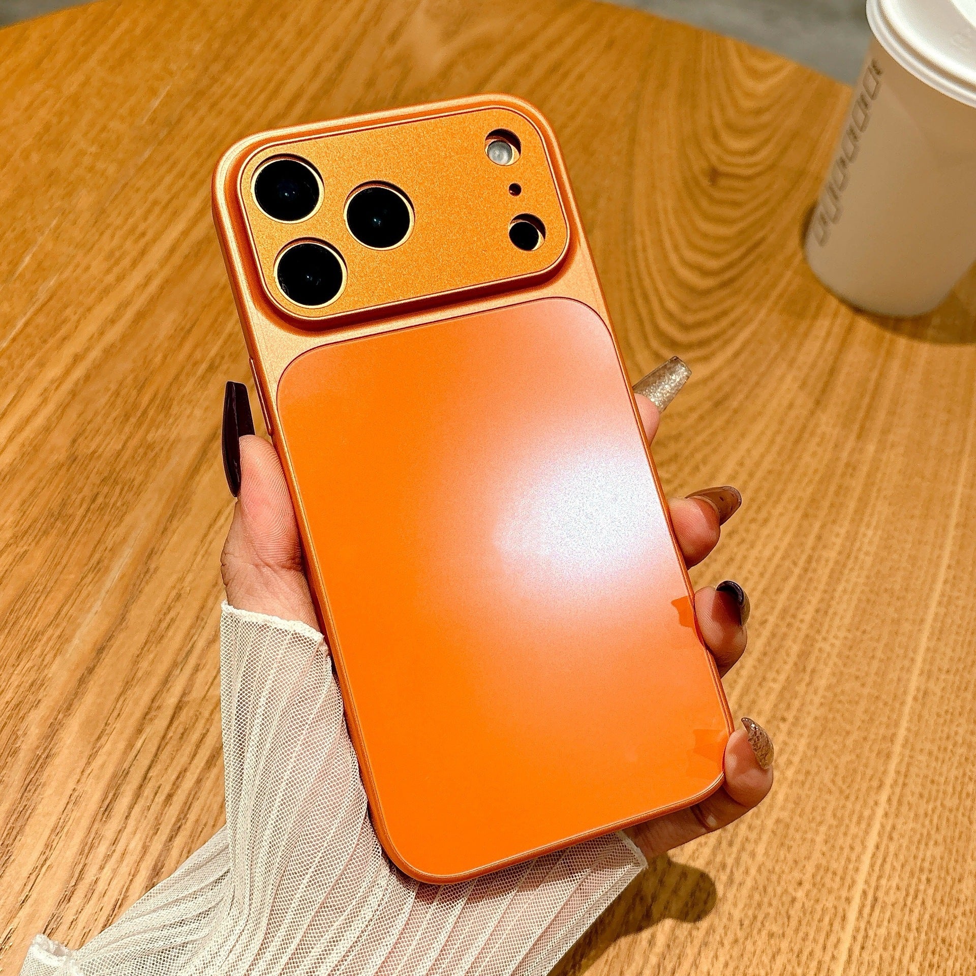 Boîtier grand format pour iPhone avec une finition douce et résistante à la chute