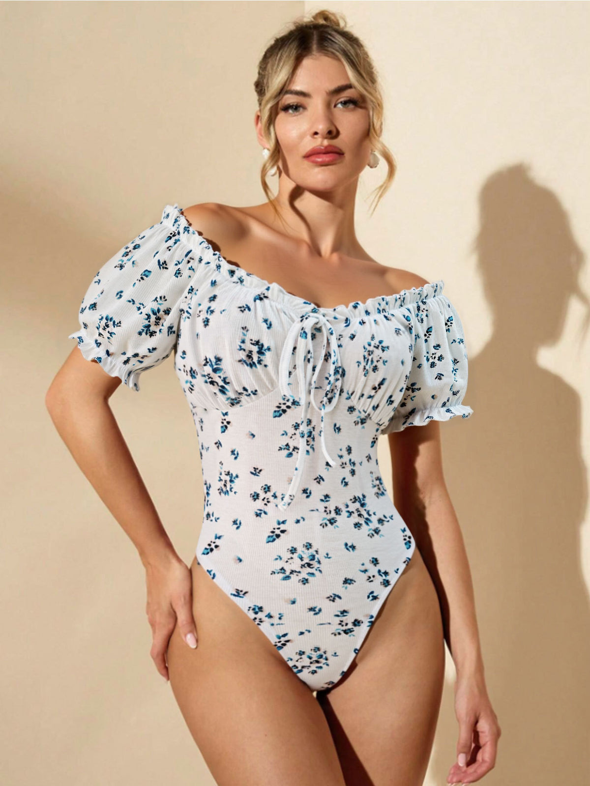 Costume d'été à manches longues avec cou carré