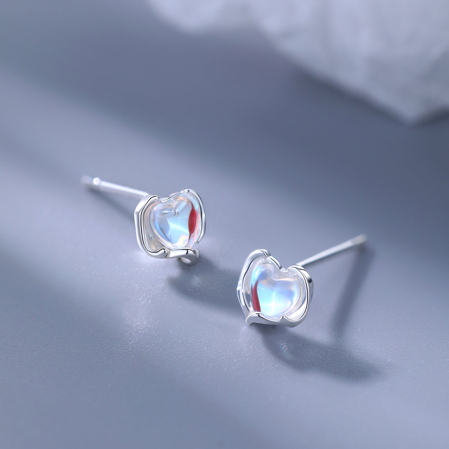 Boucles d'oreilles en forme de coeur en pierre de lune Niche et design pour les femmes