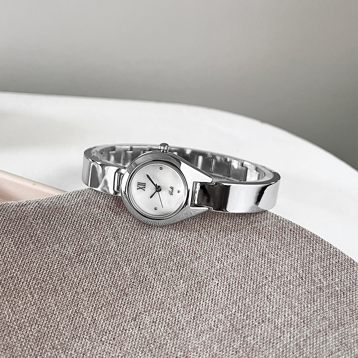 Luxury Luxury Minority High-grade Ins Style Montre Quartz pour femme