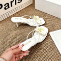 Style de vacances pour femmes Diapositives talonnées avec élégant papillon et ornements floraux d'orchidée