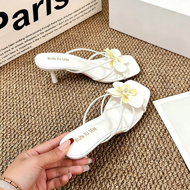 Style de vacances pour femmes Diapositives talonnées avec élégant papillon et ornements floraux d'orchidée