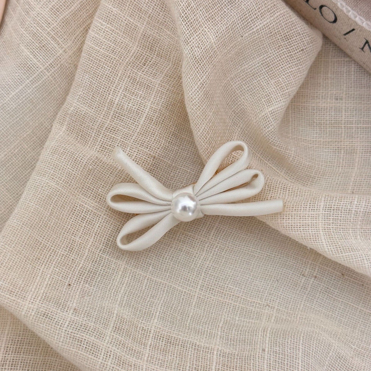 Clip latéral Bangs Pearl Bow Une paire de clips de canard