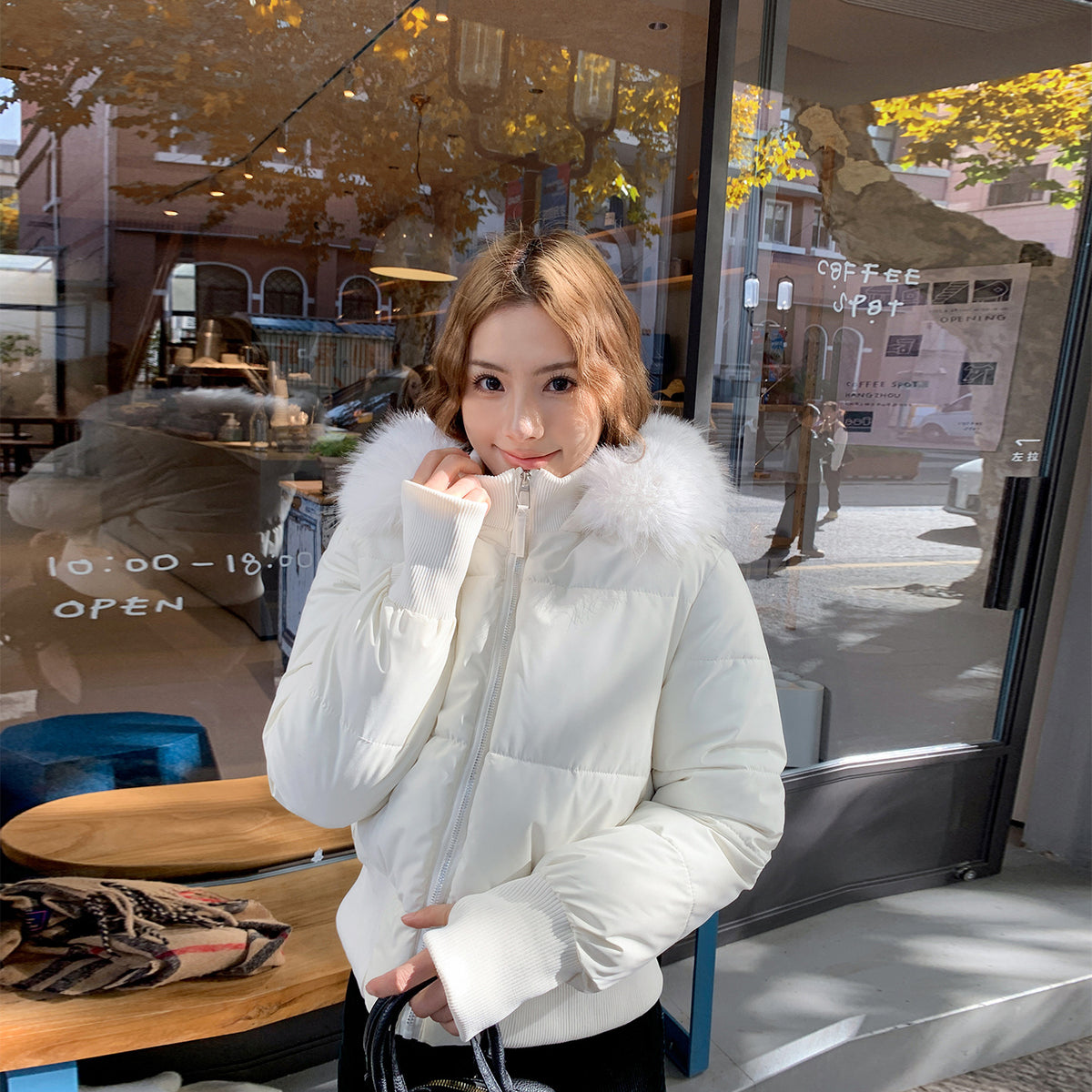 Femmes Stylish Cinching de taille Figure-flatter Cropped Coat avec un grand hood doublé de fourrure