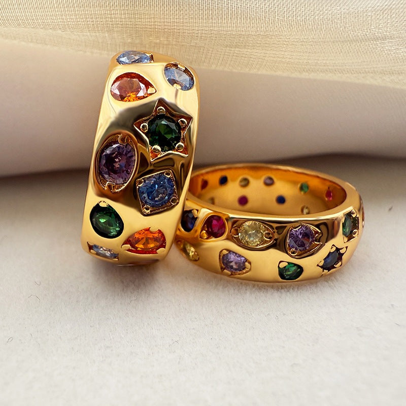 Anneau de femmes avec des zircons colorés