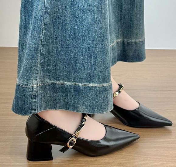 Women's pointed toe pumps