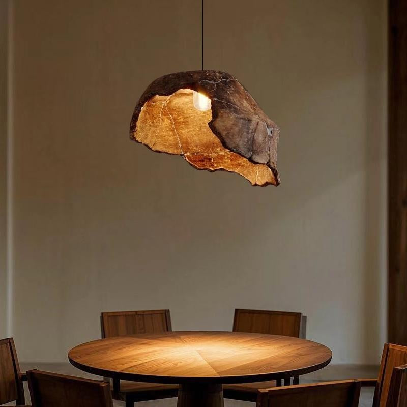 Lustre avec un motif de lotus flétris