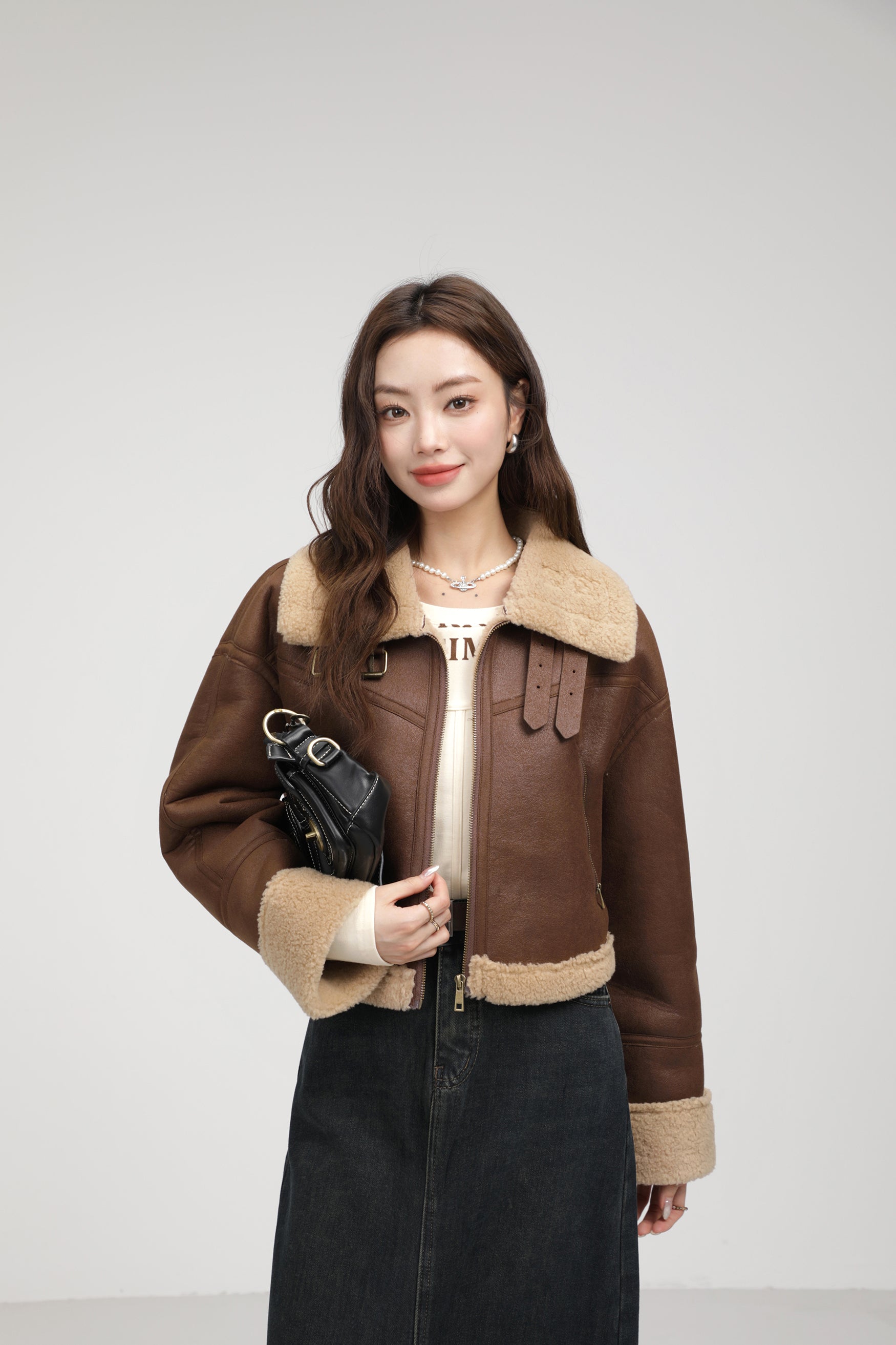 Manteau court de four à lamb intégré au collier