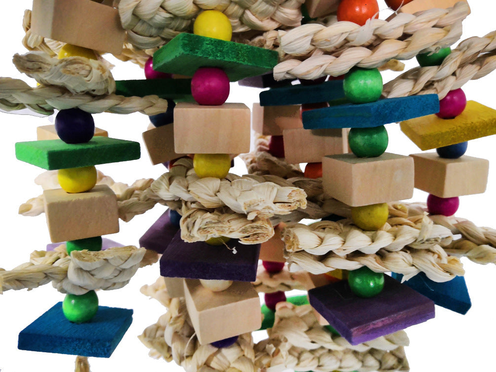 Perroquets Gnaw sur des jouets en maïs et bois
