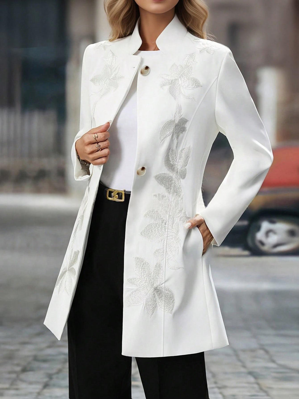 Élégant costume de femmes brodées avec un collier mandarin et des poches