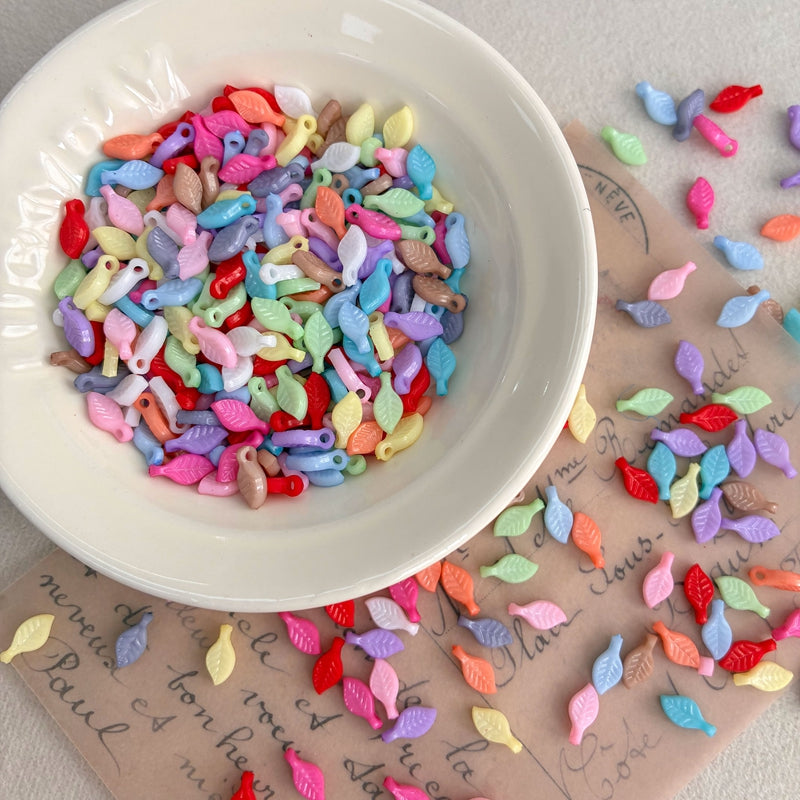 Charms de feuille en acrylique opaque massif