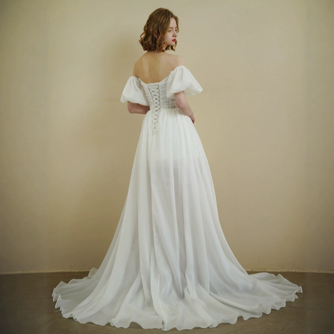 Robe de mariée légère avec un design minimaliste en mousseline et un élégant