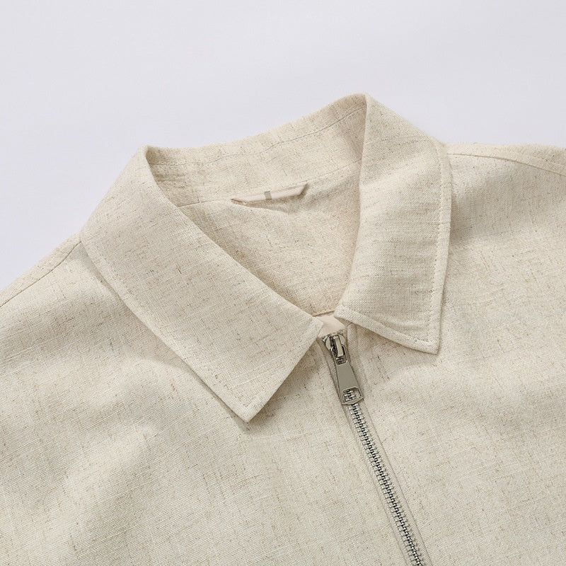 Une veste polyvalente de couleur pâle et respirante
