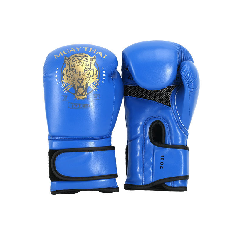 Boys Muay Thai boxe training avec un sac de frappe et des gants